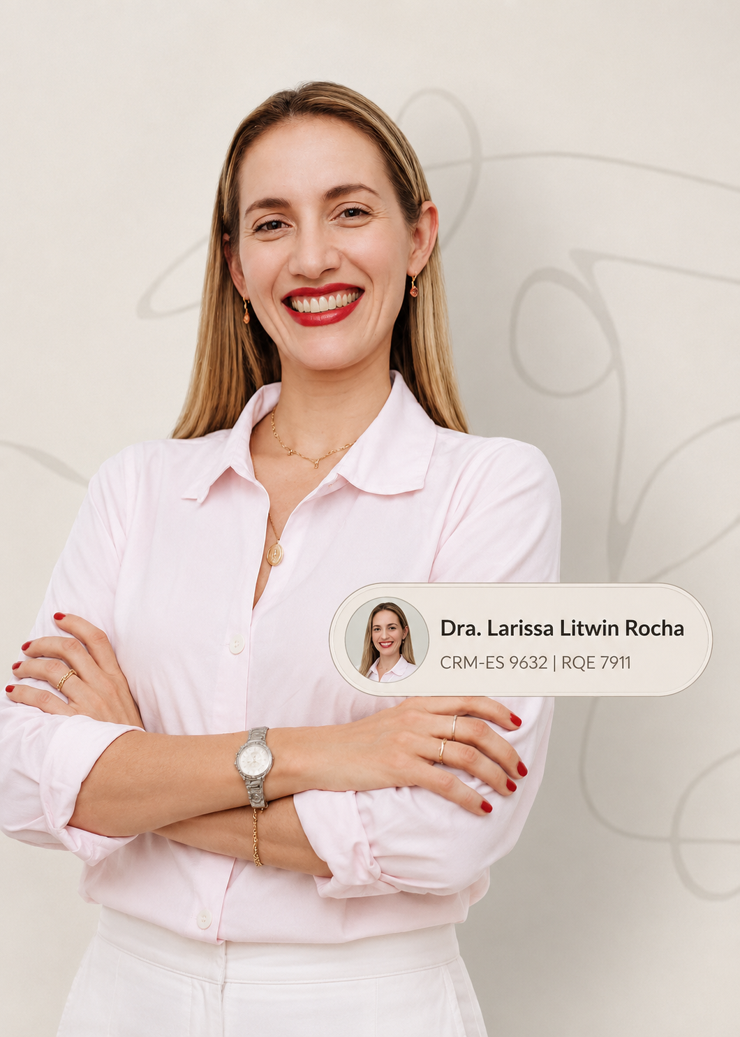 Dra. Larissa Litwin Rocha, geriatra, sorridente, de blusa rosa clara e braços cruzados, com selo de identificação CRM-ES 9632 | RQE 7911